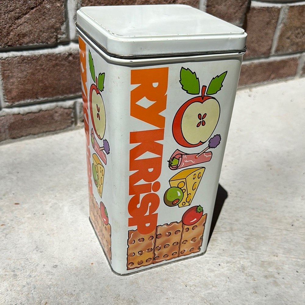Vintage 1980 ryKrisp tin cracker box, ralston purina company ry krisp kitchen.